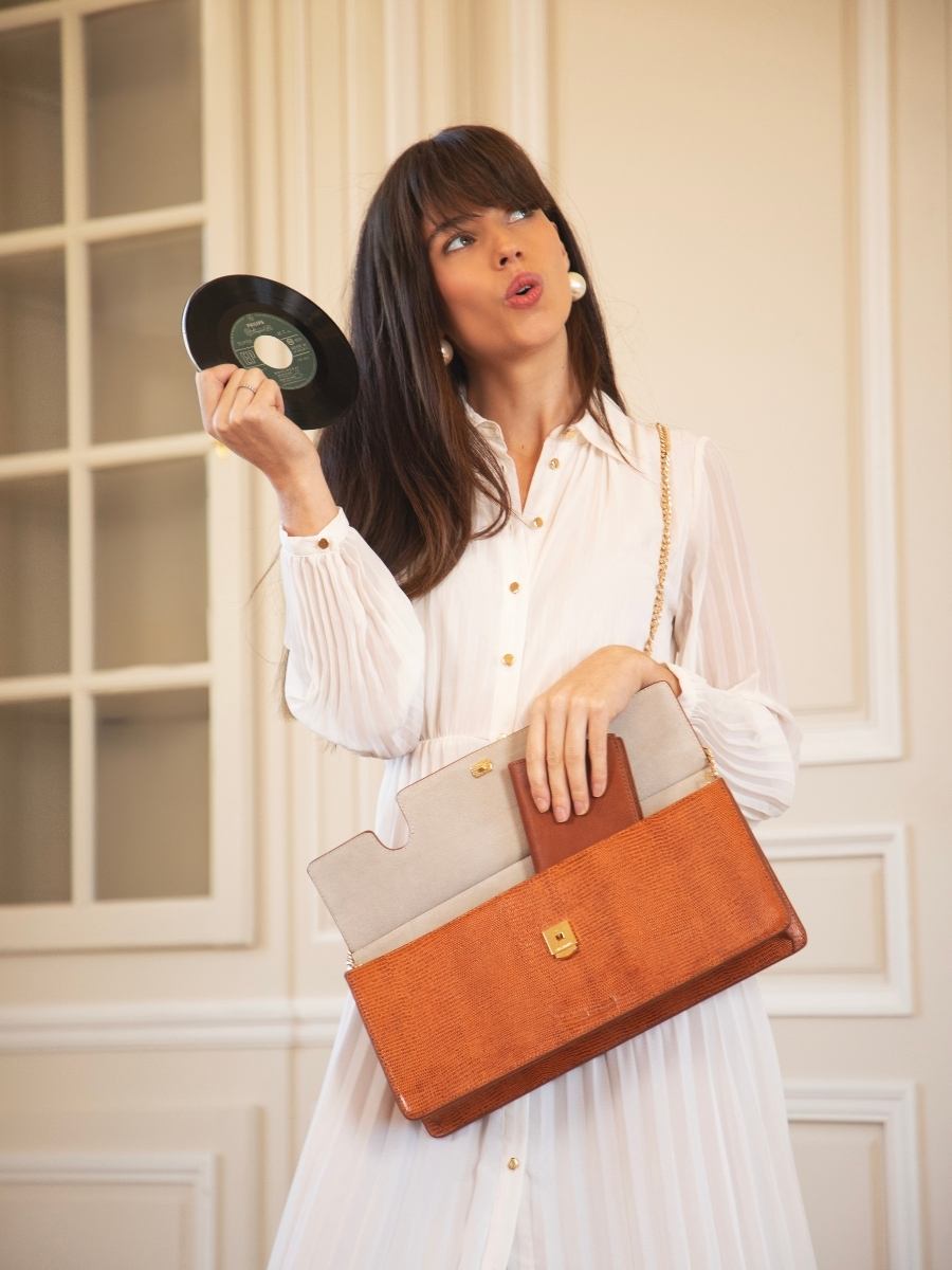 photo-vue-zoom-materiaal-baguette-tas-leder-amber-gabrielle-ultra-lang-1960-paul-marius-w42l-l-l