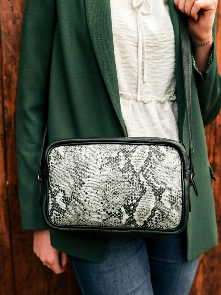 photo-back-pocket-leer-vrouw-zwart-wit-limpertinent-python-black-white-paul-marius-w22-p-b-w