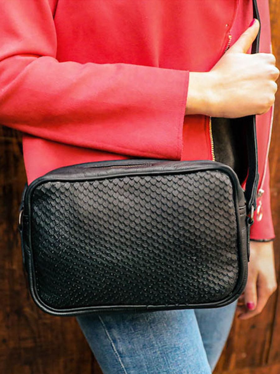 foto-interieur-leren-vrouw-zwart-limpertinent-ecailles-zwart-paul-marius-w22-e-b