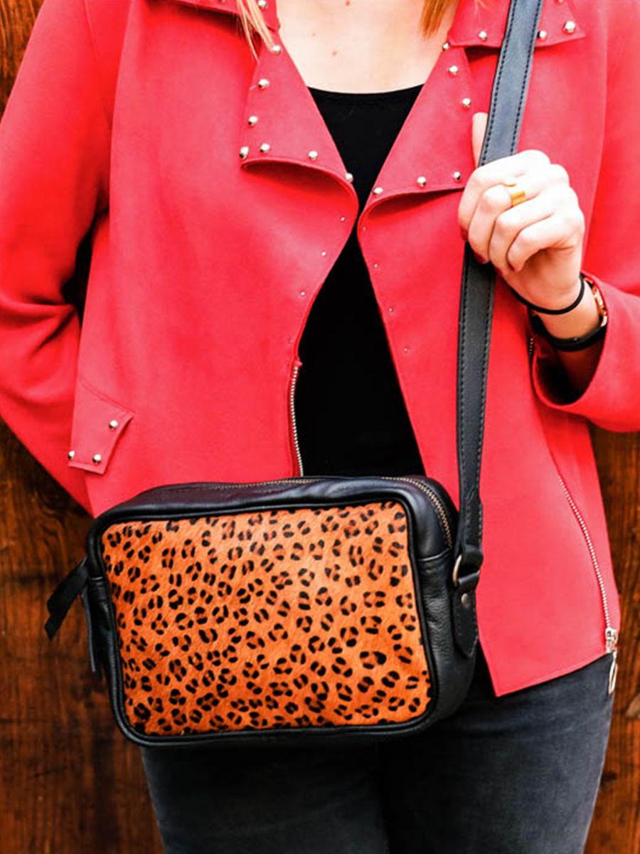 photo-back-pocket-leer-vrouw-zwart-limpertinent-leopard-zwart-paul-marius-w22-lp-b
