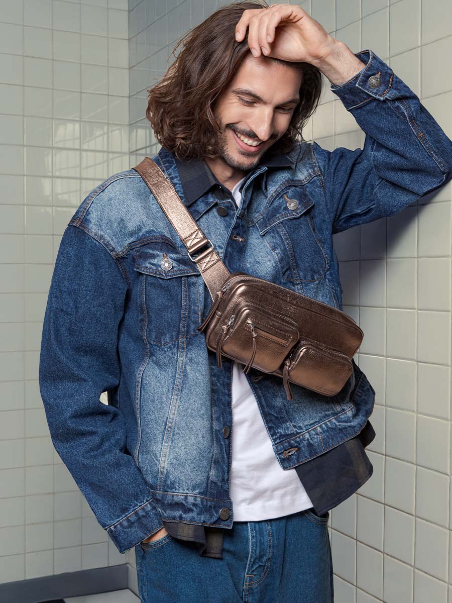 leren tas-banana-90s-koper-zoom-materiaal-zicht-m86-c