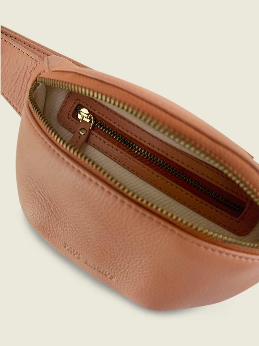 foto-achteraanzicht-mini-banana-tas-bruin-leder-labane-xs-art-deco-caramel-paul-marius-m503xs-ad-ca