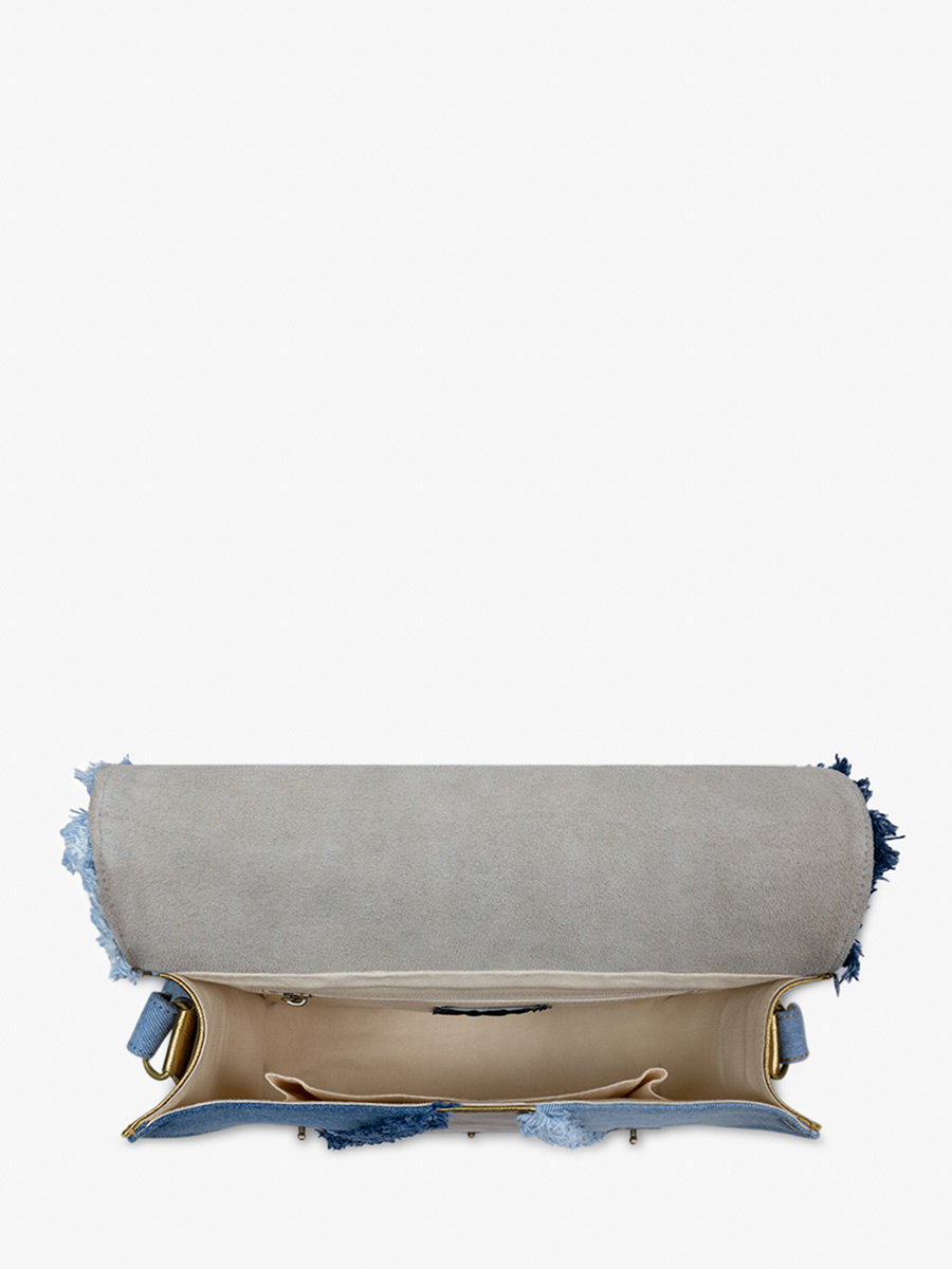 foto-interieur-bandouliere-tas-leder-jasje-van-vrouw- onmisbaar-denim-paul-marius-w08-og-denim