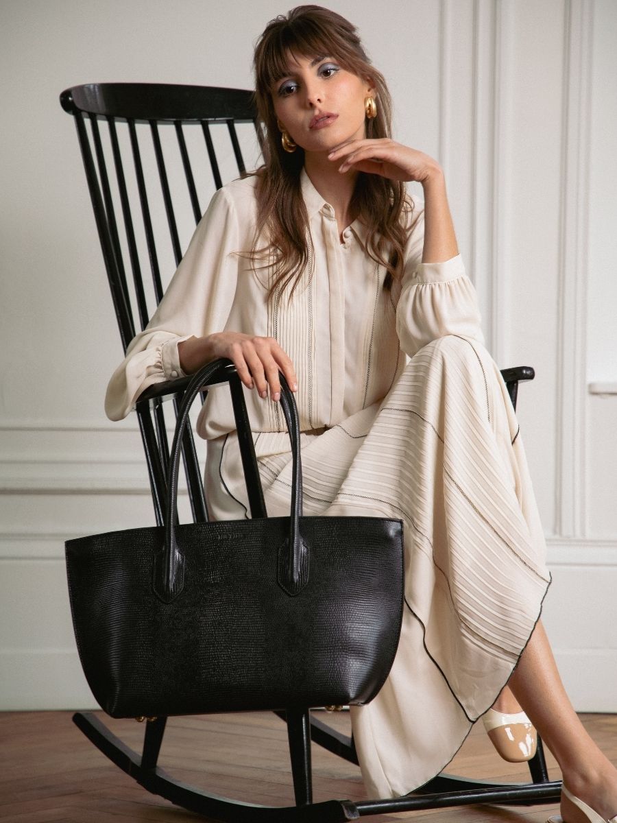 photo-view-bag-carrier-leer-zwart-vrouw-edith-1960-zwart-van-jay-paul-marius-w49-l-b