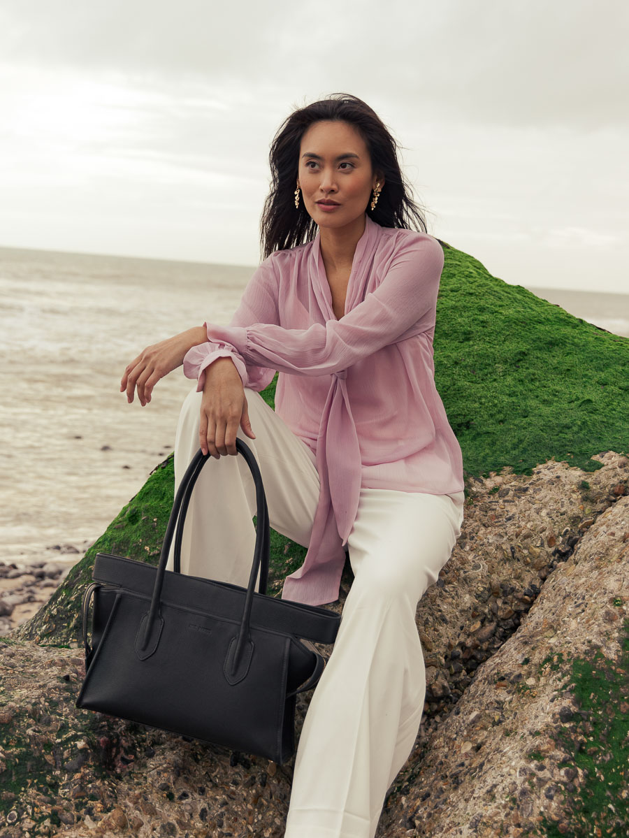 travel-handtas-eros-m-zwart-karbon-face-view-w52m-bm-b