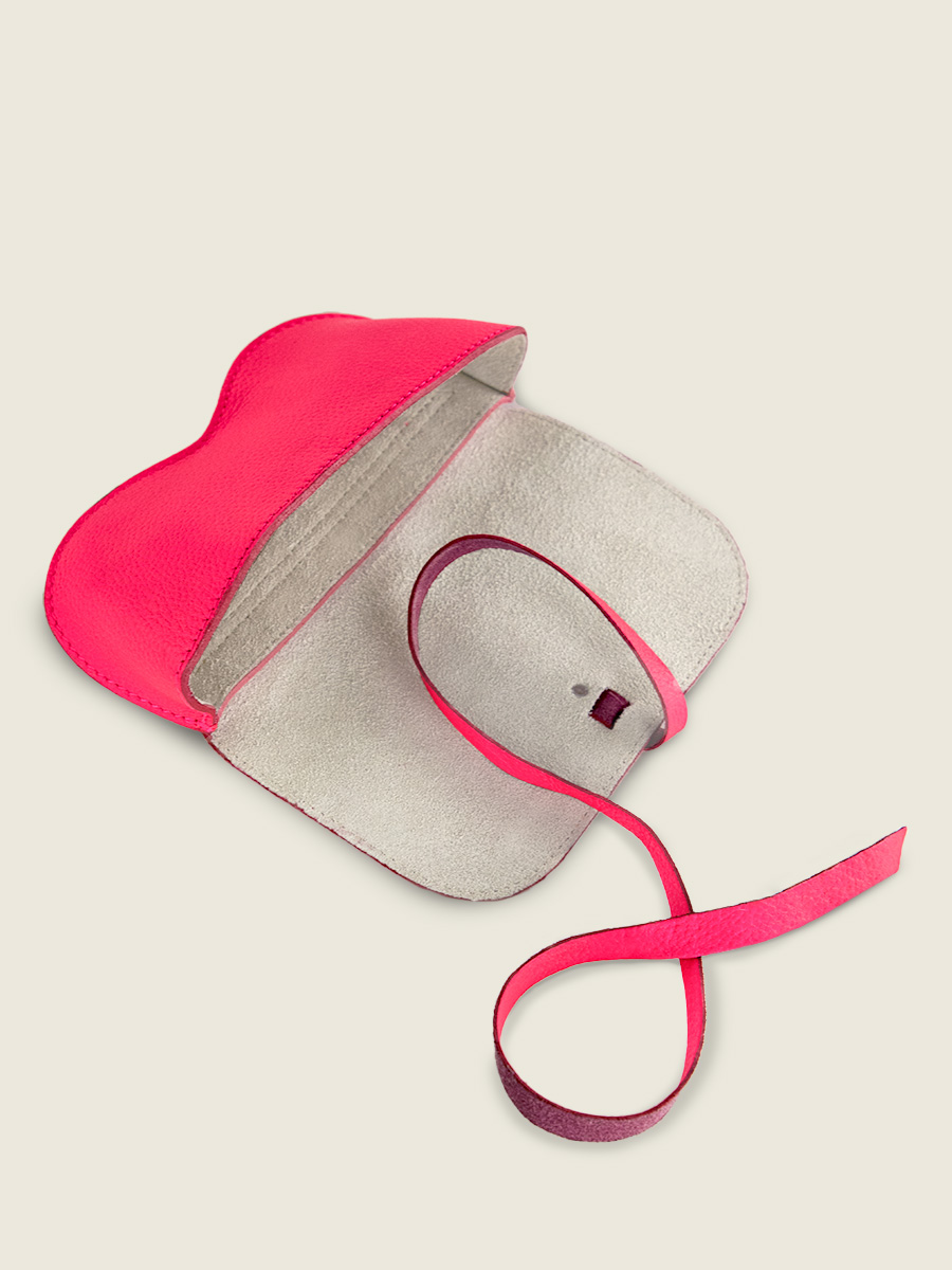 photo-vue-de-interieur-etui-a-lunettes-cuir-vrouw-pink-l-etui-a-lunettes-neon-paul-marius-m49-ne-pi