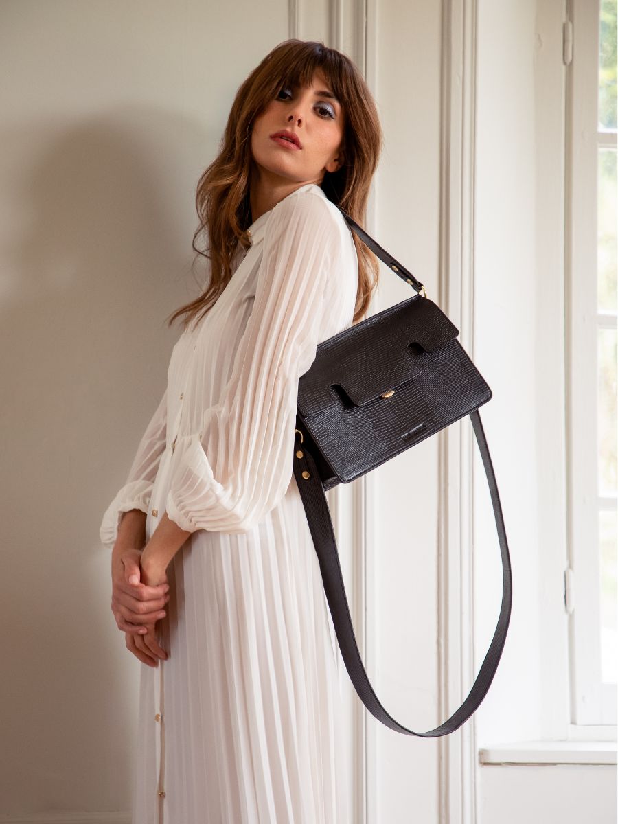 photo-vue-face-sac-baguette-cuir-noir-de-jais-gabrielle-1960-paul-marius-w42-l-b