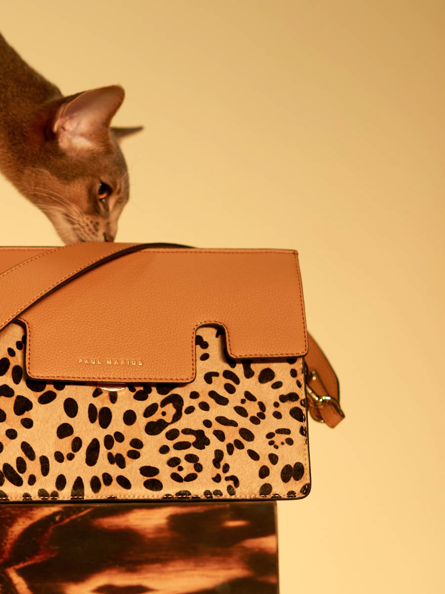 tas-baguette-leer-gabrielle-luipaard-beige-achterkant-w42-lp-bei