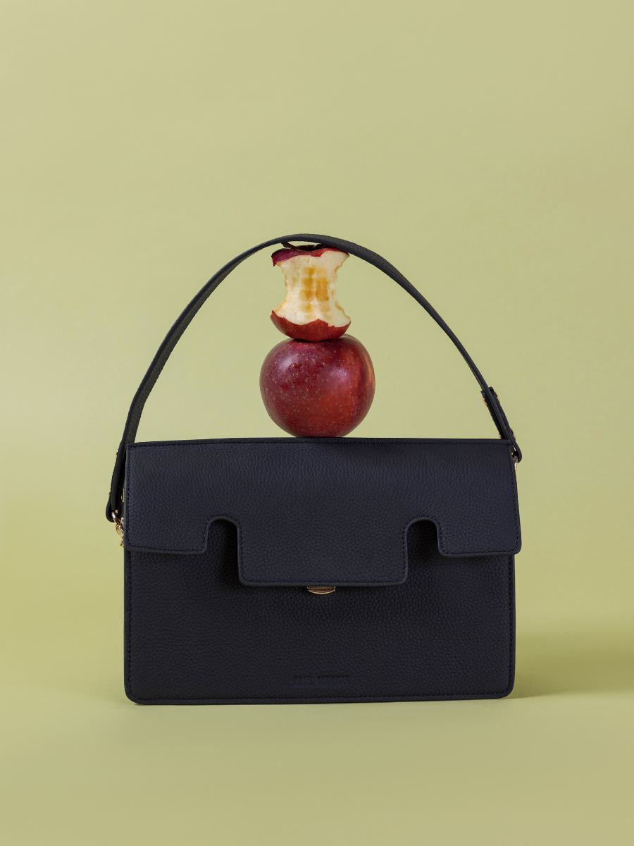 bag-glove-leather-black-coal-ZOOM-VIEW-MATERIAL-W42-BM-b