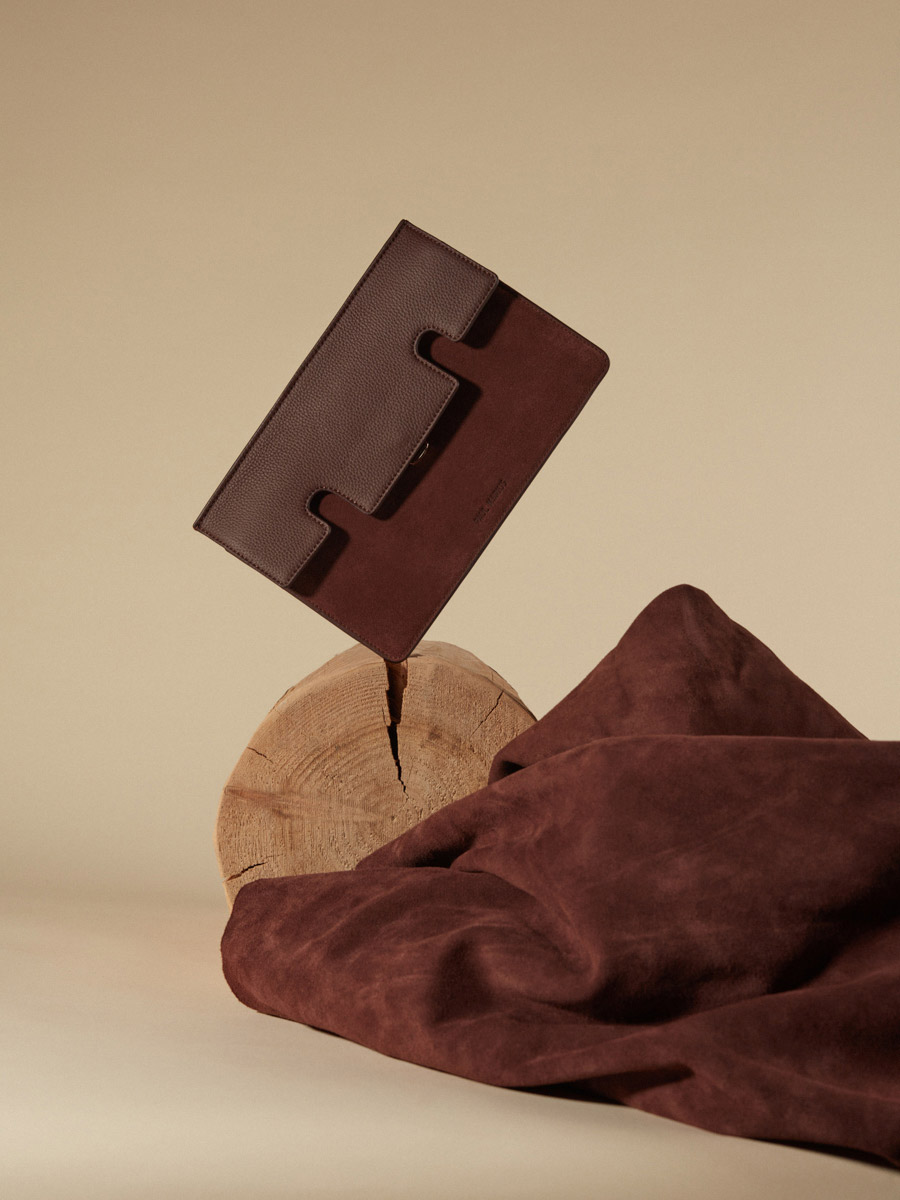 bag-saguETTE-LEATHER-GABRIELLE-CHOCOLATE-FACE-ZOOM-MATERIAL-W42-SU-DB W42 SU DB