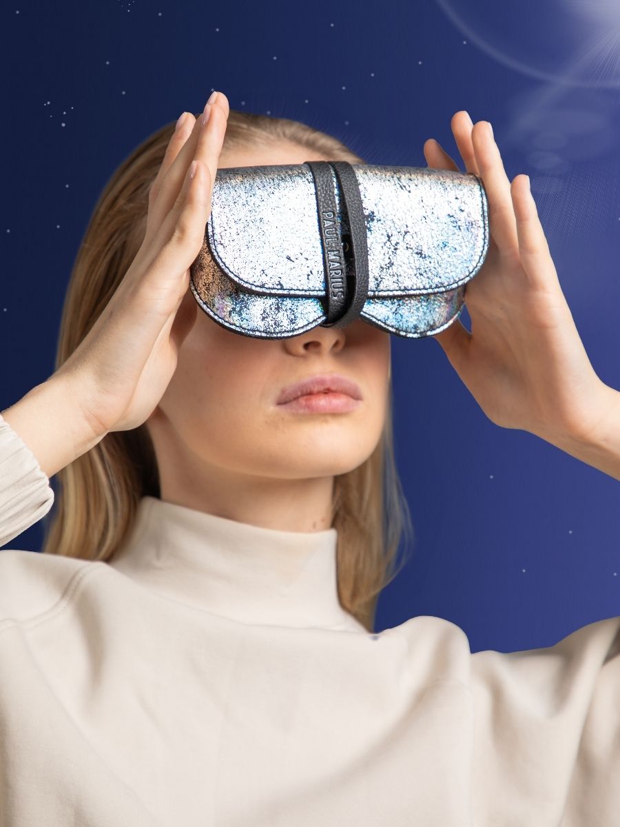 foto-focus-gezicht-en-bril-holografische-brillensleeve-galaxy-paul-marius-m49-gal