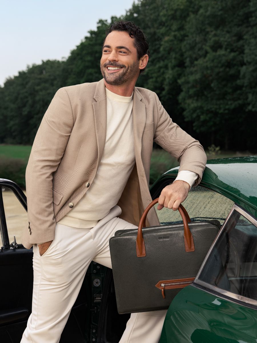 foto-voor-aanzicht-document-document-drager-unisex-groen-bruin-jeans-groen-glish-natuurlijk-paul-marius-b09-gr-l