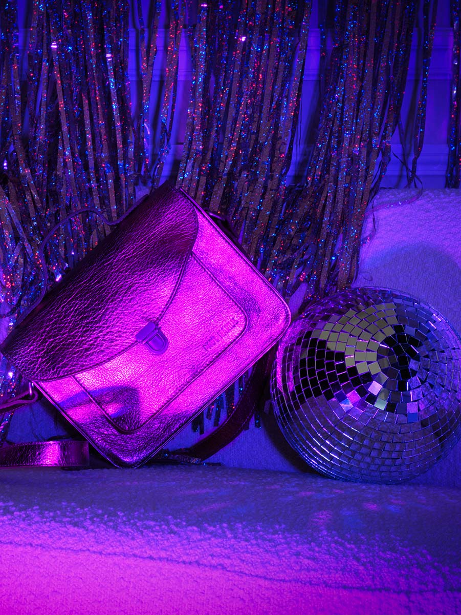 foto-materiaal-bandtas-leder-vrouw-roze-mademoiselle-george-ultraviolet-paul-marius