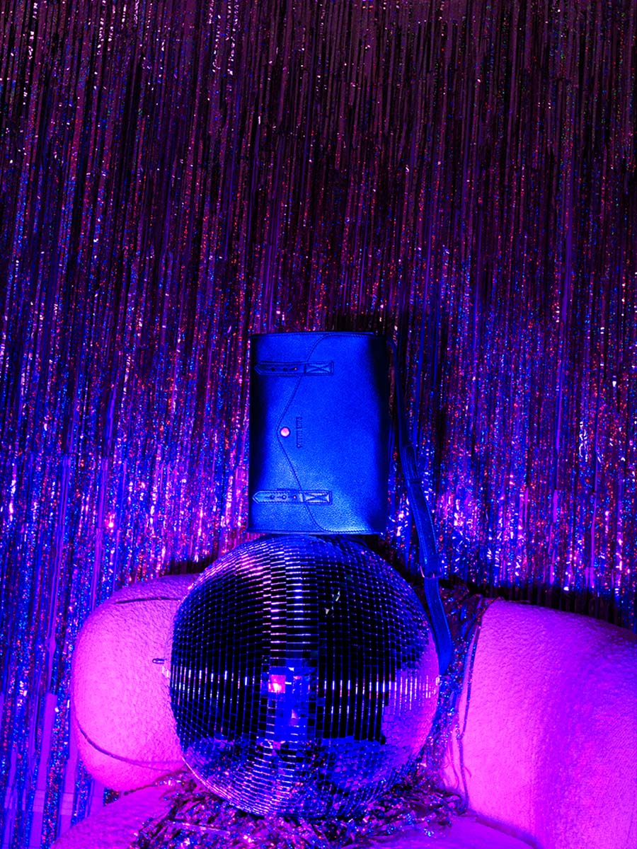 foto-purse-bandolier-LEATHER-WOMAN-BLUE-L-INDISPENSABLE-ULTRAVIOLET-PAUL-MARIUS-W08-UV-b