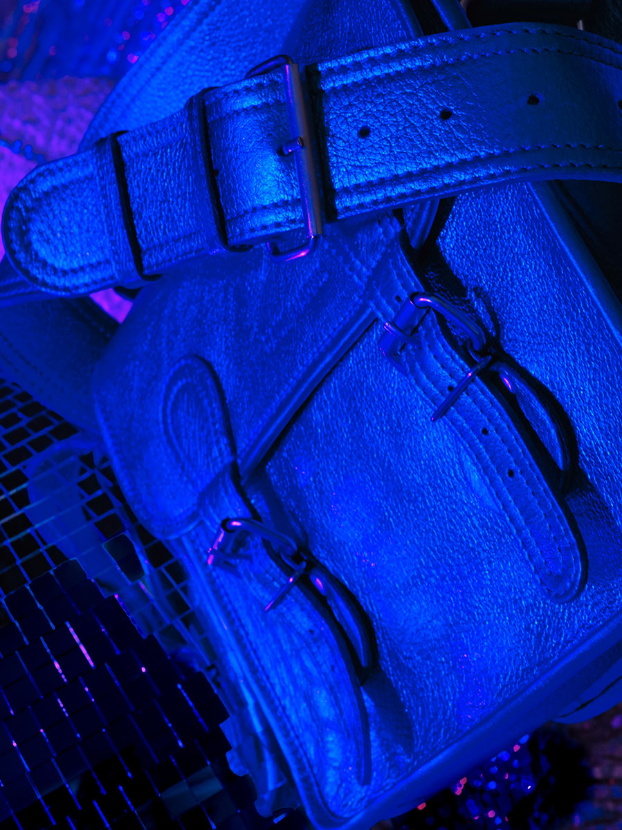 foto-materiaal-tas-bandtas-leder-vrouw-blauw-la-sacoche-s-ultraviolet-paul-marius-m02s10-uv-b