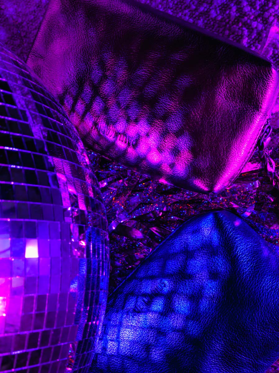 foto-rugtas-leder-vrouw-blauw-adele-ultraviolet-paul-marius-m500-uv-b