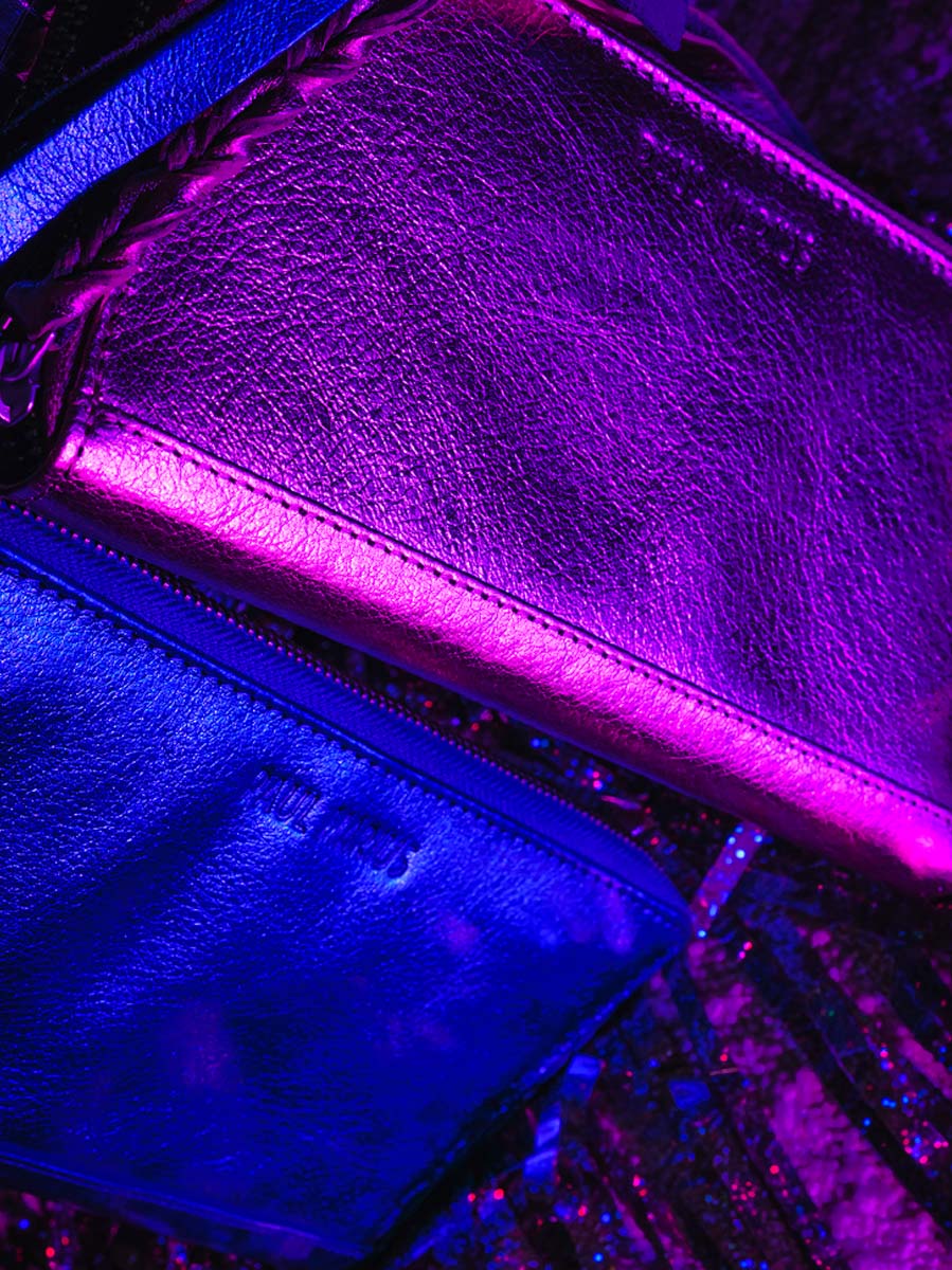 foto-wallet-leer-vrouw-blauw-de-wallet-charlotte-ultraviolet-paul-marius-m63-uv-b