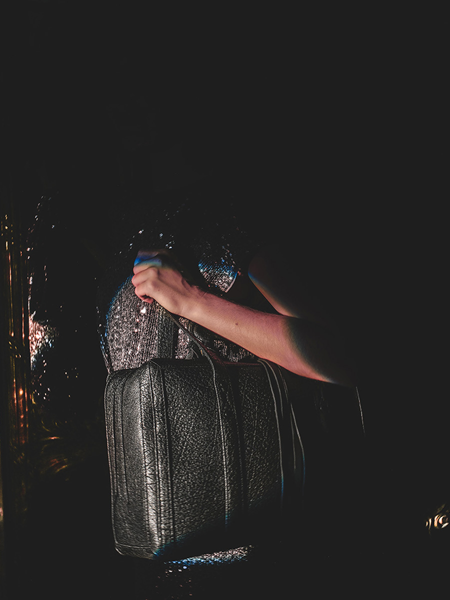 foto-stamhouder-leder-vrouw-zwart-lamalle-m-editie-noire-paul-marius-t02m-bed-n1