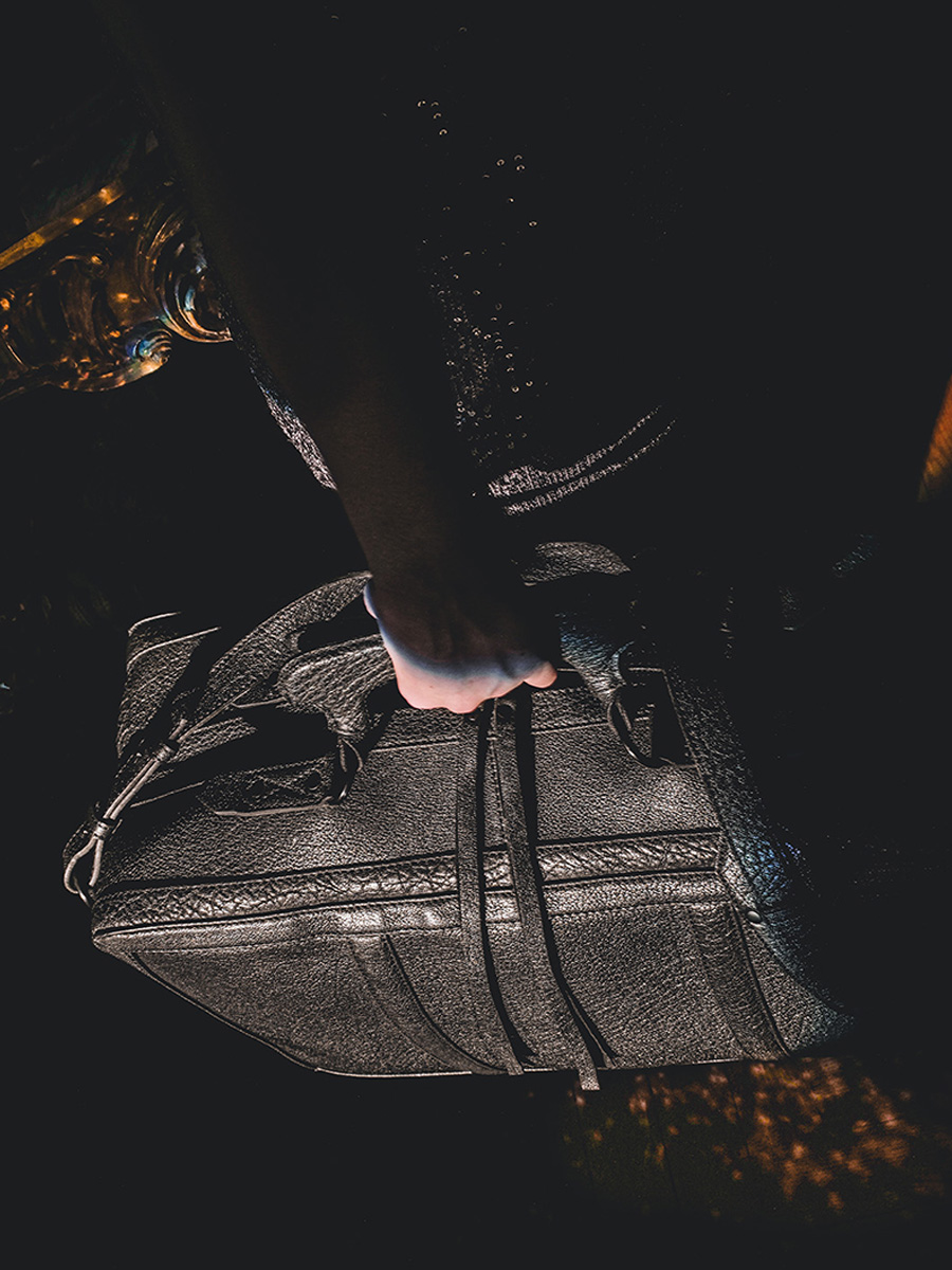 foto-materiaal-malle-leder-vrouw-zwart-lamalle-l-editie-noire-paul-marius-t02l-bed-n1