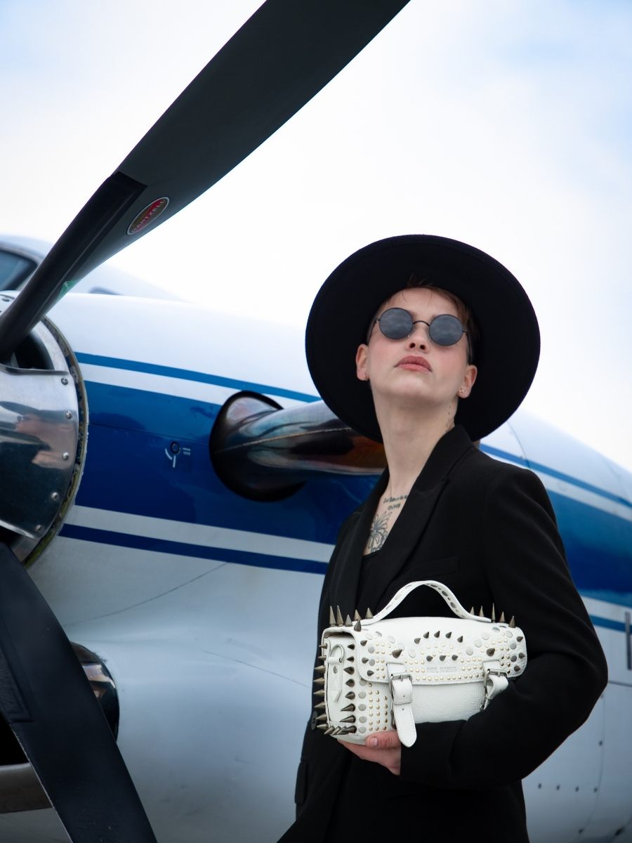 photo-view-strap-bag-carrier-wit-leder-lartisane-editie-noire-opus-paul-marius-p02-bed-op4-w