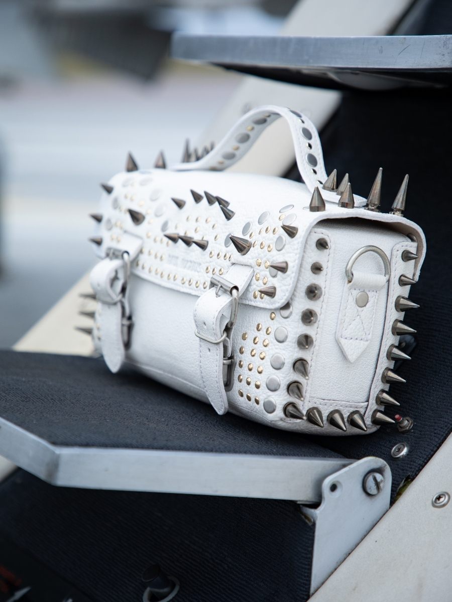 photo-view-zoom-materiaal-tasband-wit-leder-craftsman-uitgave-black-opus-paul-marius-p02-bed-op4-w