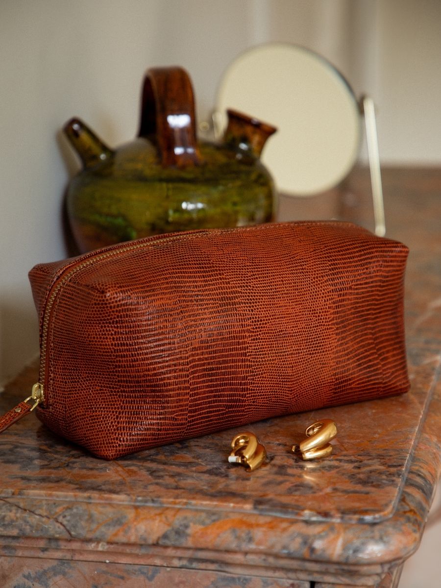 foto-vue-de-portee-trousse-de-toilette-cuir-marron-lebarbier-ambre-paul-marius-m501-l-l