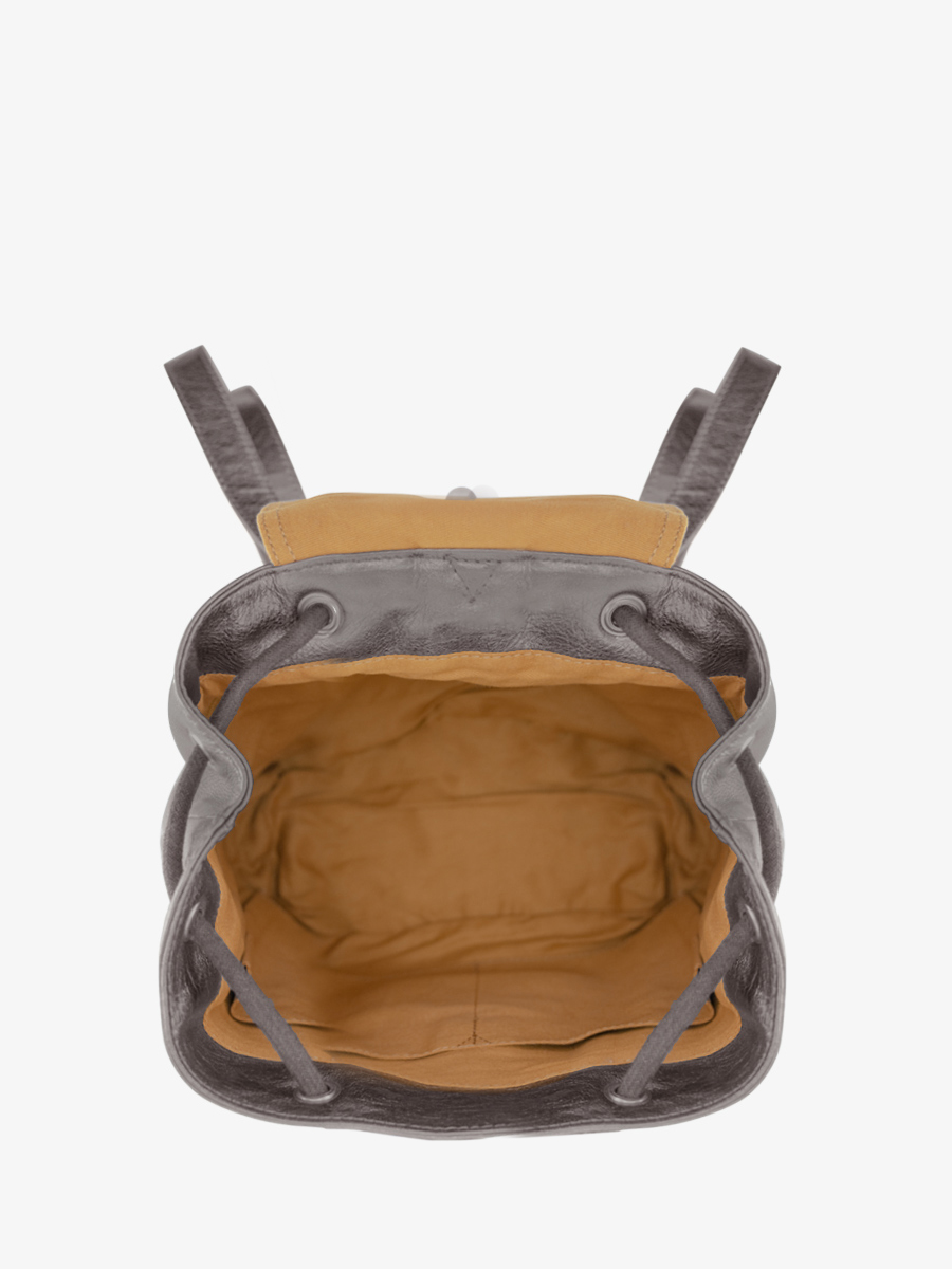 foto-interieur-rugzak-leder-zilver-stalen-kruiwagen-paul-marius-m40-gm