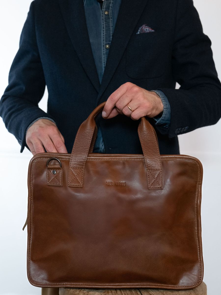 photo-vue-de-zoom-matiere-document-drager-leder-unisex-bruin-leder-tobacco-paul-marius-b01-mk