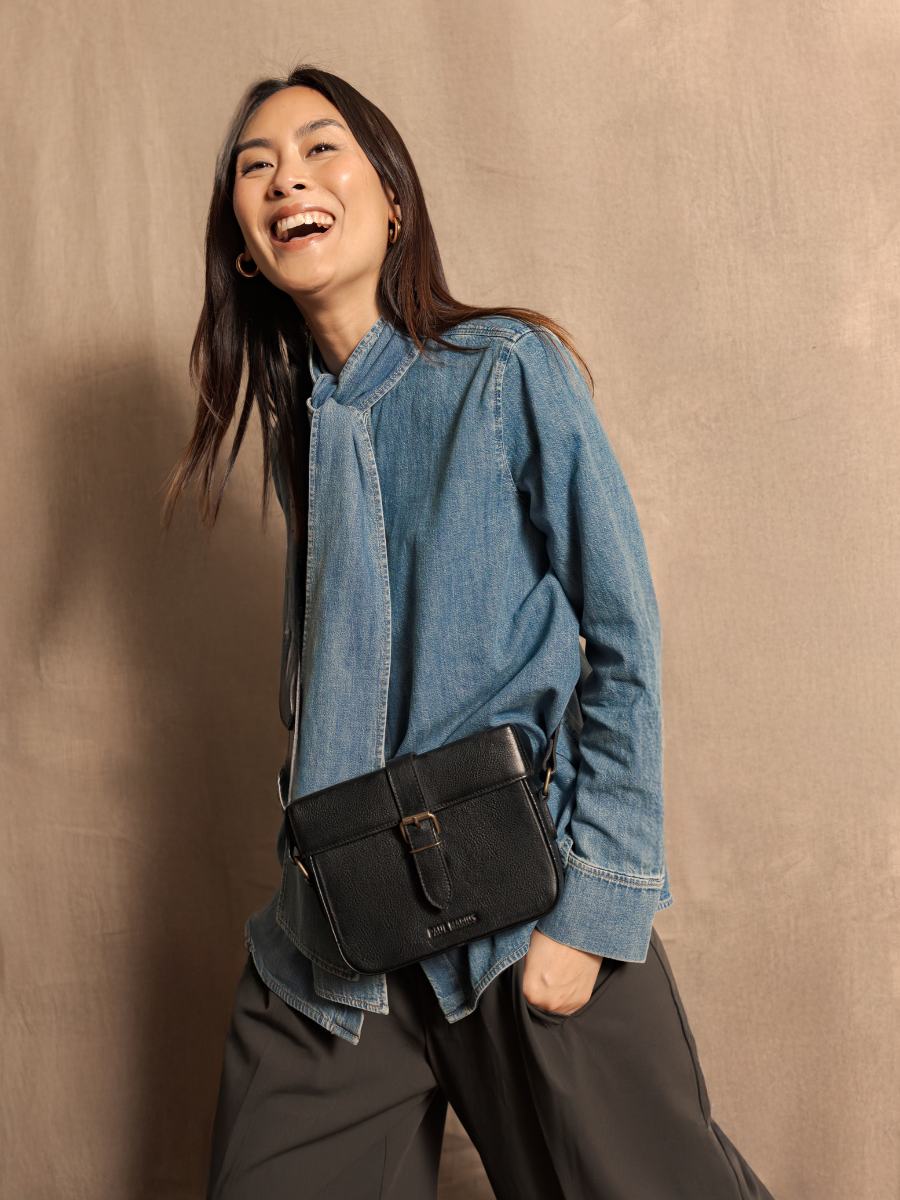 tas-bandouliere-lecoquin-zwart-olie-zoom-materiaal-m405-obl