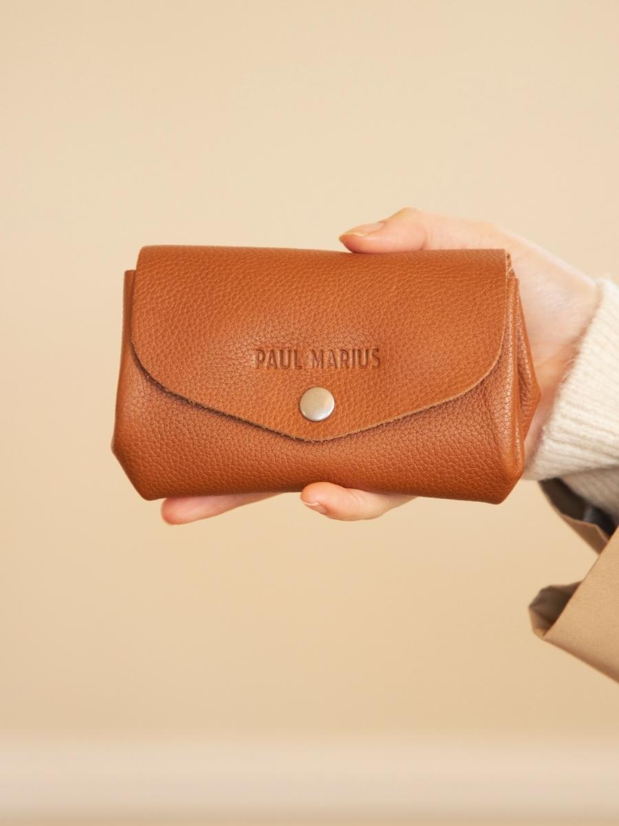 pochette-marron-legustave-m-naturel-vue-portee-clpm-l