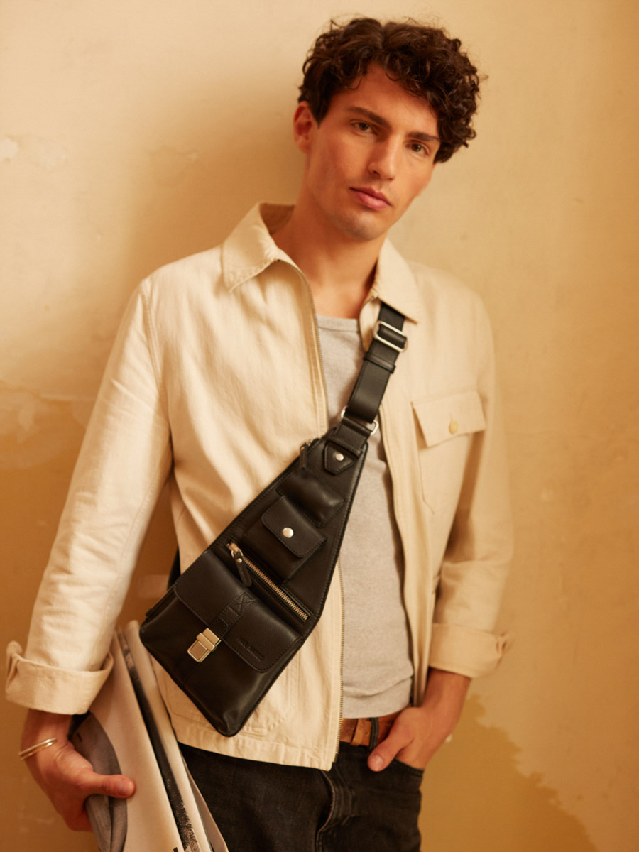 schoudertas-leer-holster-zwart-olie-binnenkant-w62-obl