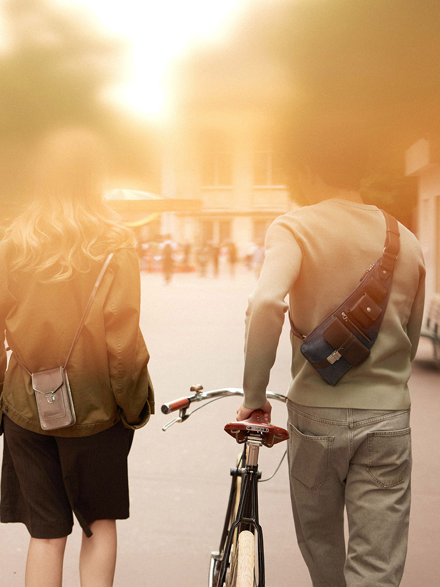 schoudertas-leer-holster-zwart-olie-vooraanzicht-w62-obl