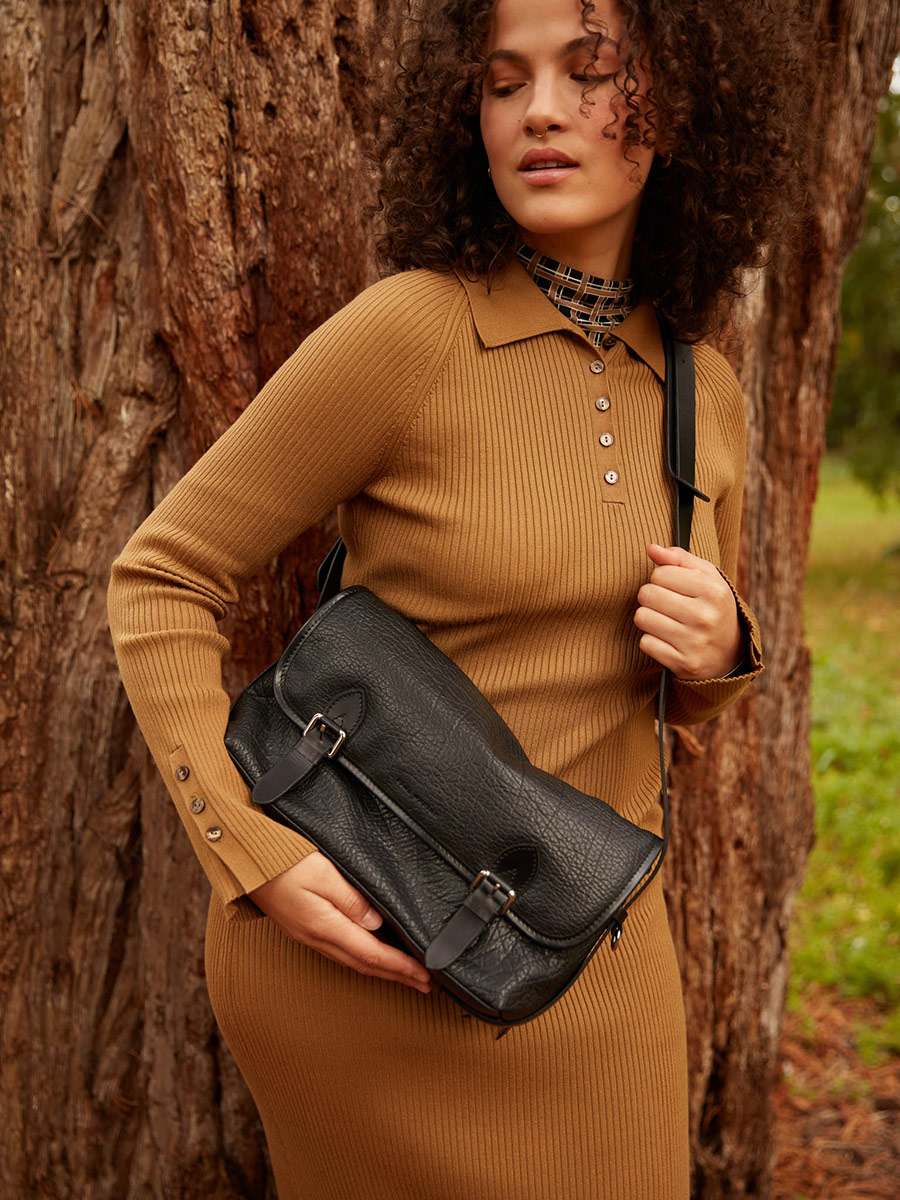 schoudertas-leer-Loulou-zwart-vooraanzicht