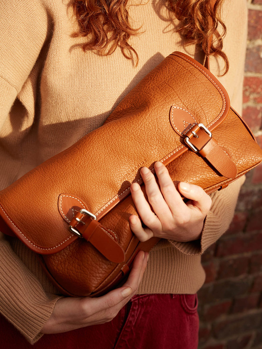 schoudertas-leer-Loulou-naturel-zoom-materiaal