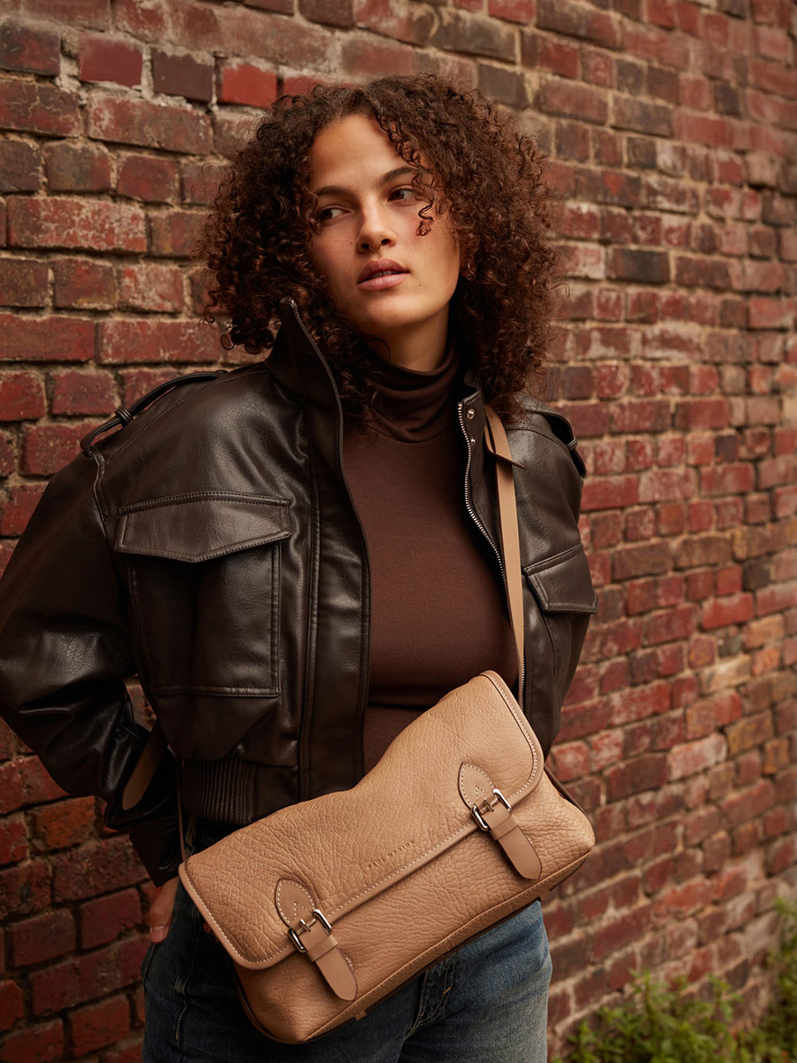 schoudertas-leer-Loulou-taupe-achterkant