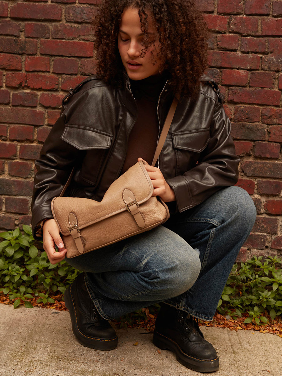 schoudertas-leer-Loulou-taupe-zoom-materiaal