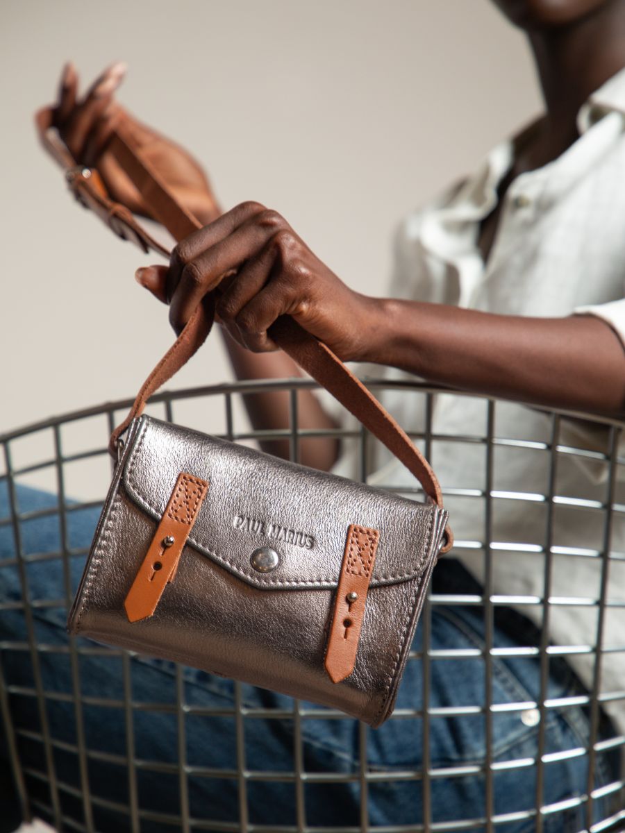 photo-zoom-material-bandolier-tas-leder-zilver-indispensable-staal-paul-marius-w08-gm