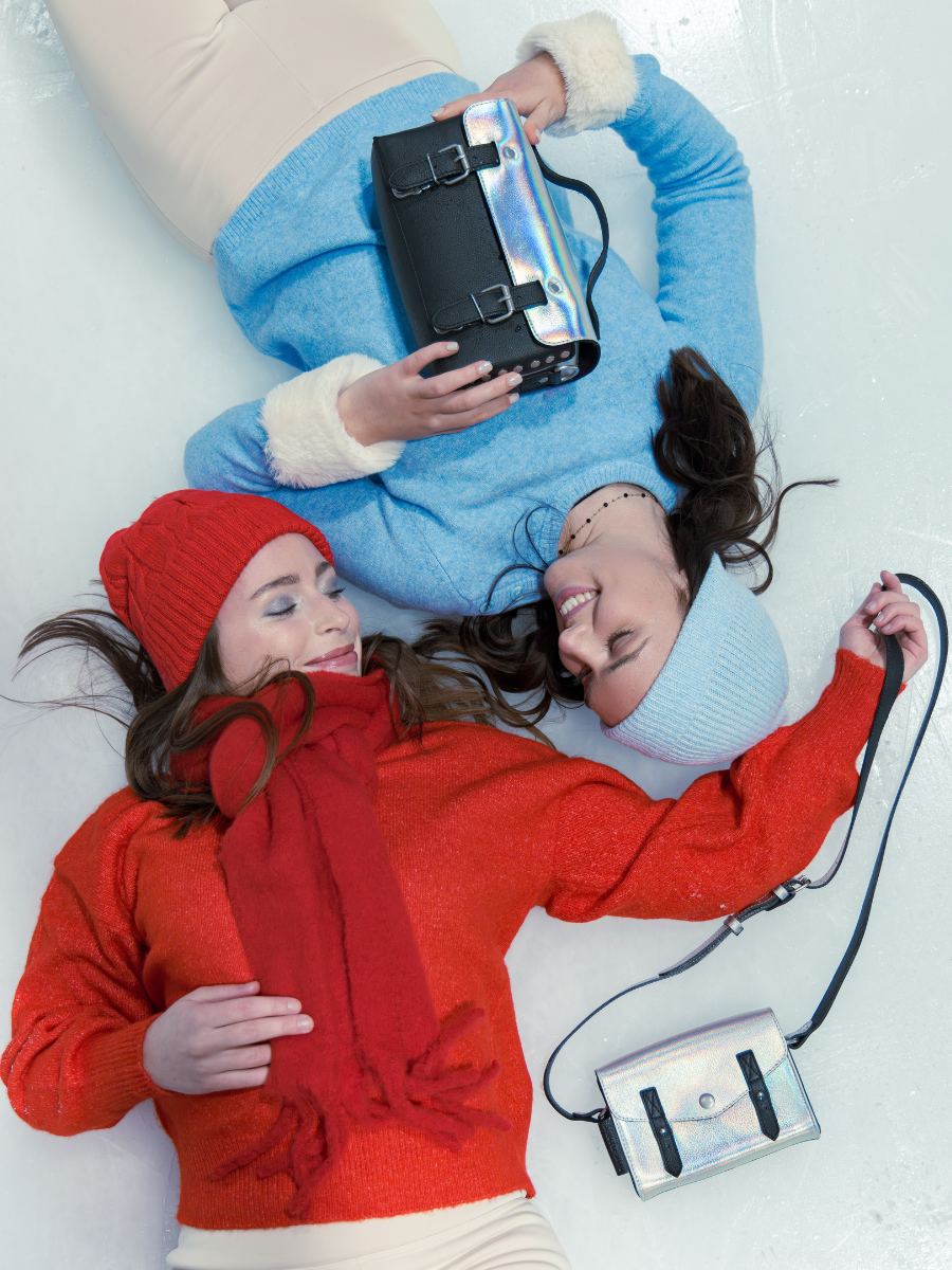 essential-leder-bandolier-tas-koper-holografisch-zwart-zoom-view-materiaal-w08s-giv