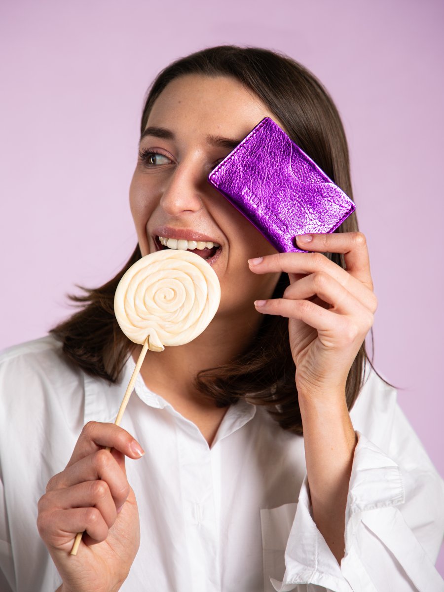 photo-front-view-bank-kaart-deur-leder-paars-metallised-kaartdrager-gabin-bonbon-paul-marius-m55-m-p