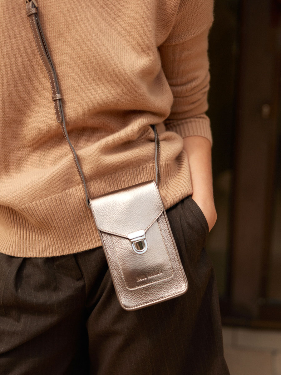 tas-telefoon-zilverkleurig-leer-telefoonhouder-staal-zoom-materiaal-m88-gm