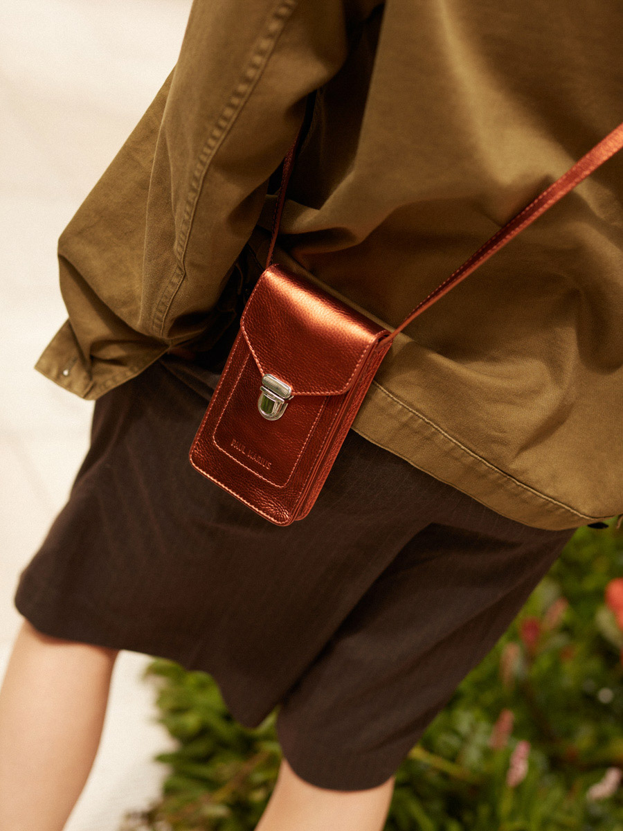 telefoontasje-leer-koper-leporte-telefoon-Ginger-vooraanzicht-zoom-materiaal-m88-m-o