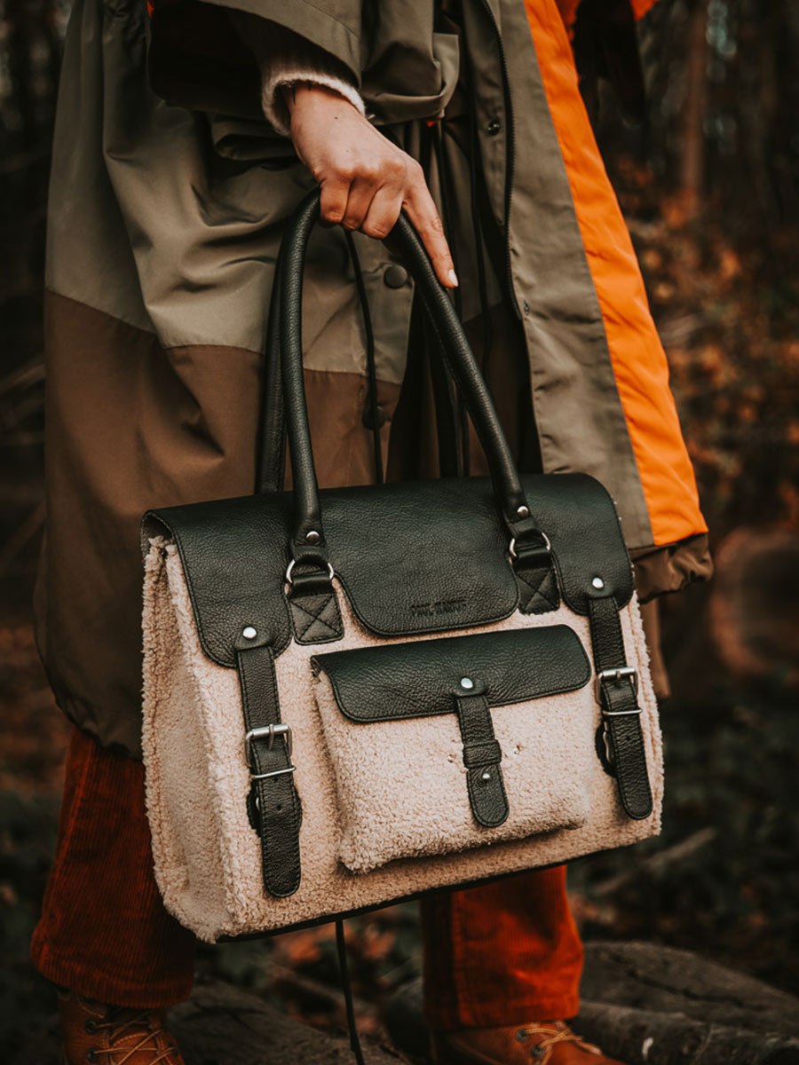 photo-vue-de-face-sac-bandouliere-cuir-woman-black-lerive-left-m-himalaya-black-oil-paul-marius-w01m-sh-w-obl