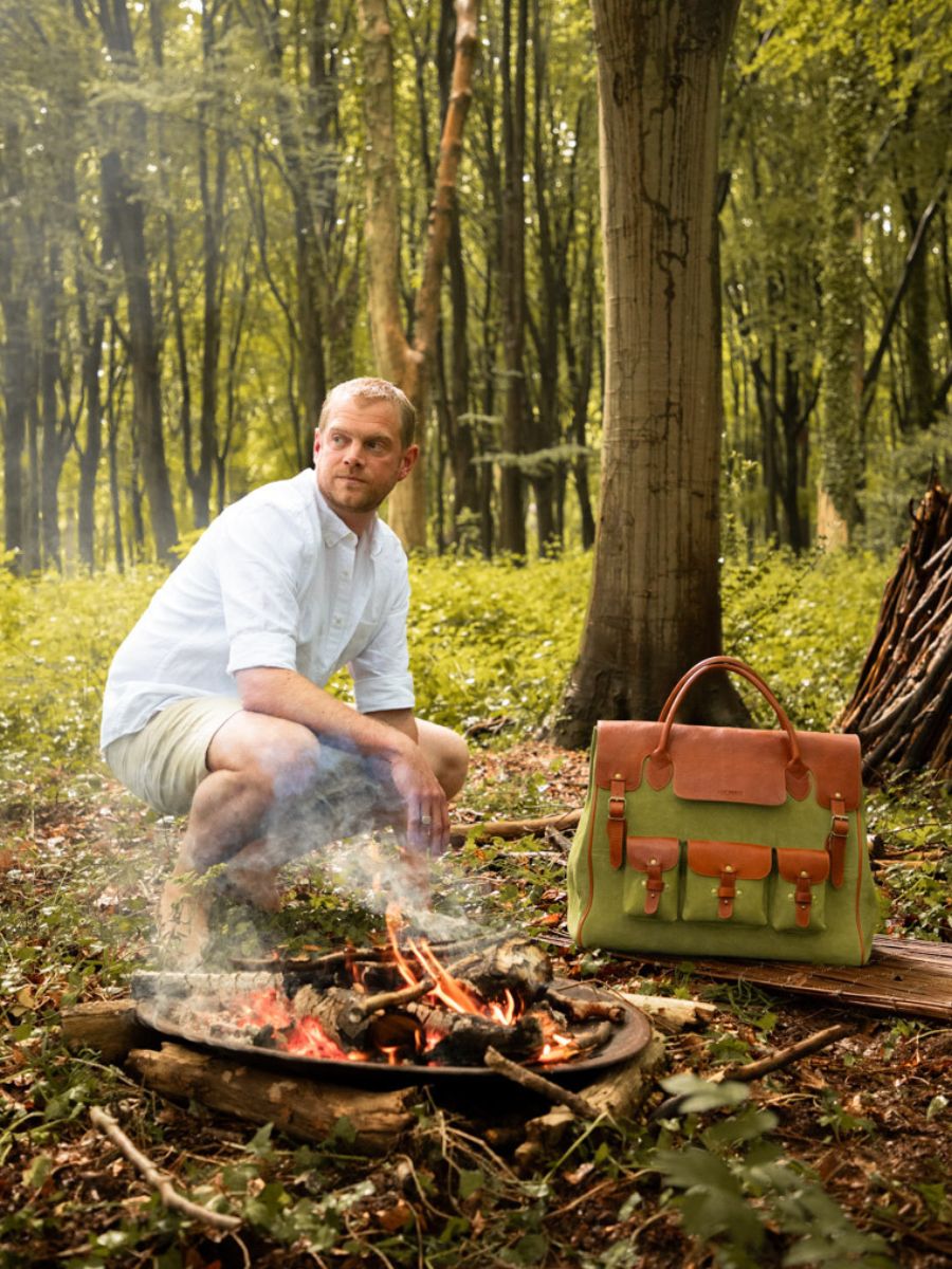 photo-vUE-zoom-matiere-grand-sac-de-voyage-cuir-homme-kaki-marron-rouen-delhi-nomade-paul-marius-m109-oco-gr