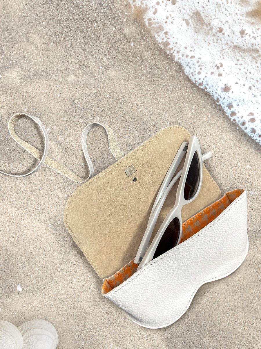 foto-zicht-brillenkoker-dames-leder-witte-brillenkoker-paul-marius-m49-w