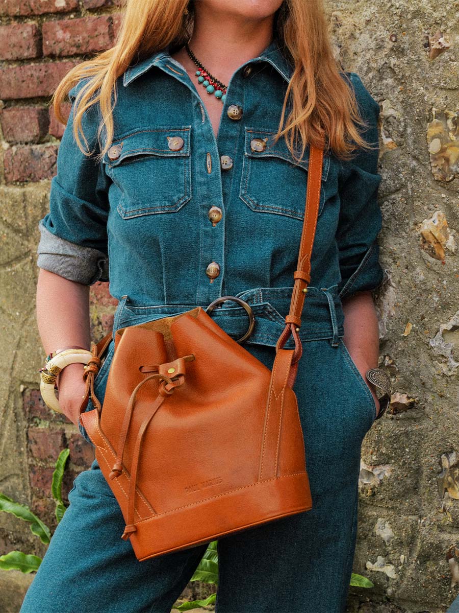 photo-bag-carrier-brown-leather-woman-l'Aumonière-cognac-oil-paul-marius-w102-oco