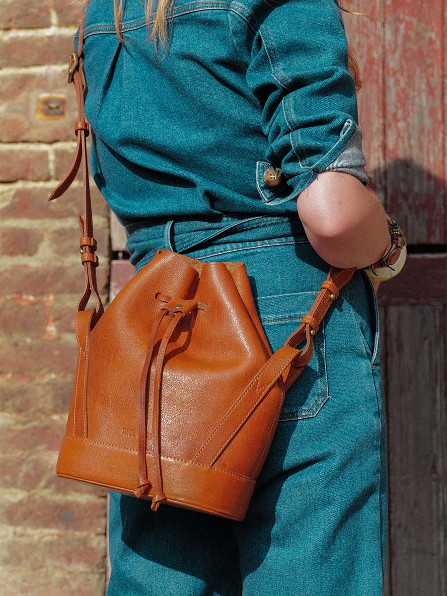 foto-materiaal-tas-bruin-leder-vrouw-umoner-cognac-olie-paul-marius-w102-oco