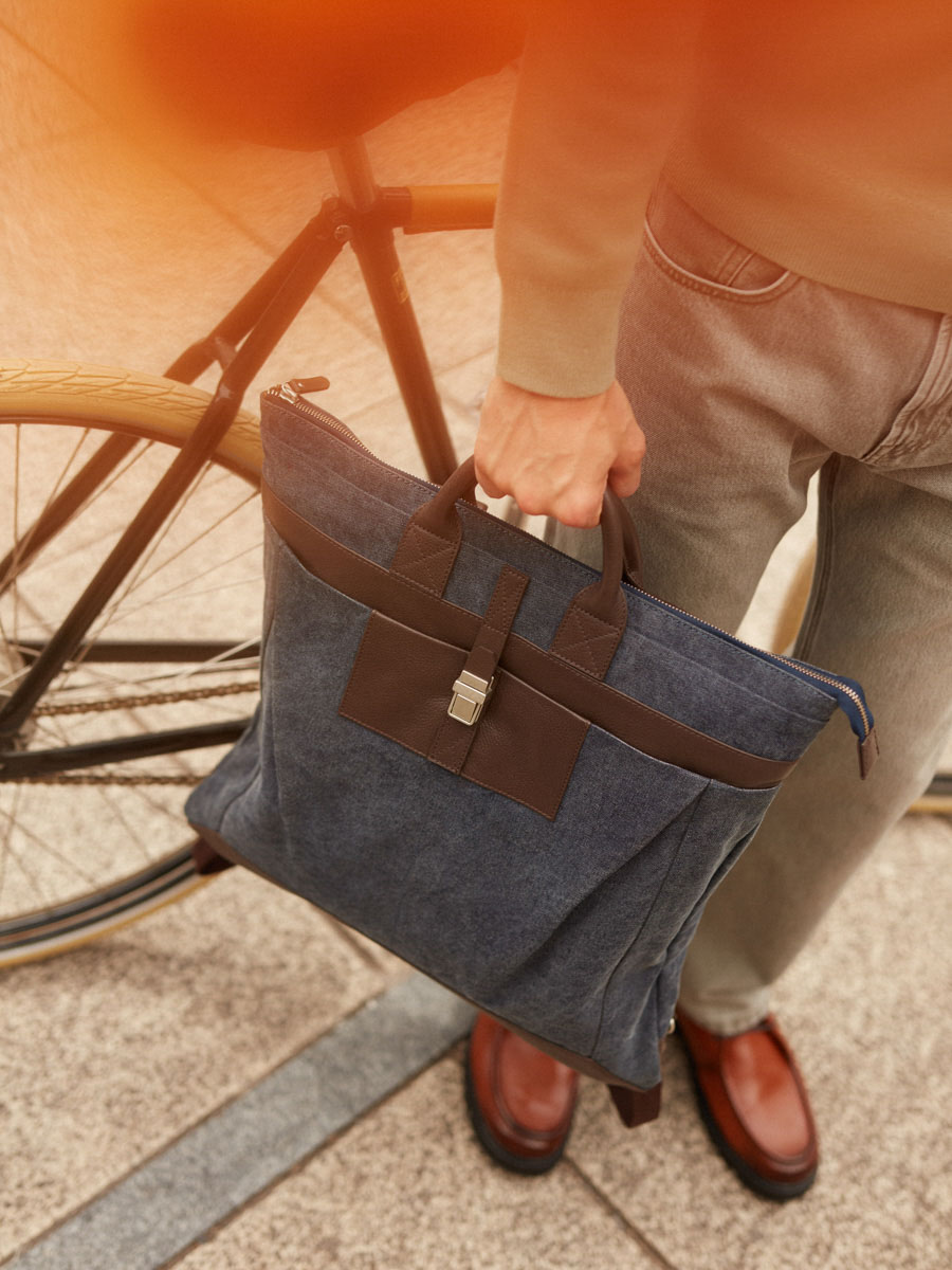 handtas-rugzak-L'Aviateur-cacao-blauw-doek-zoom-materiaal-b07-odbr-bluc