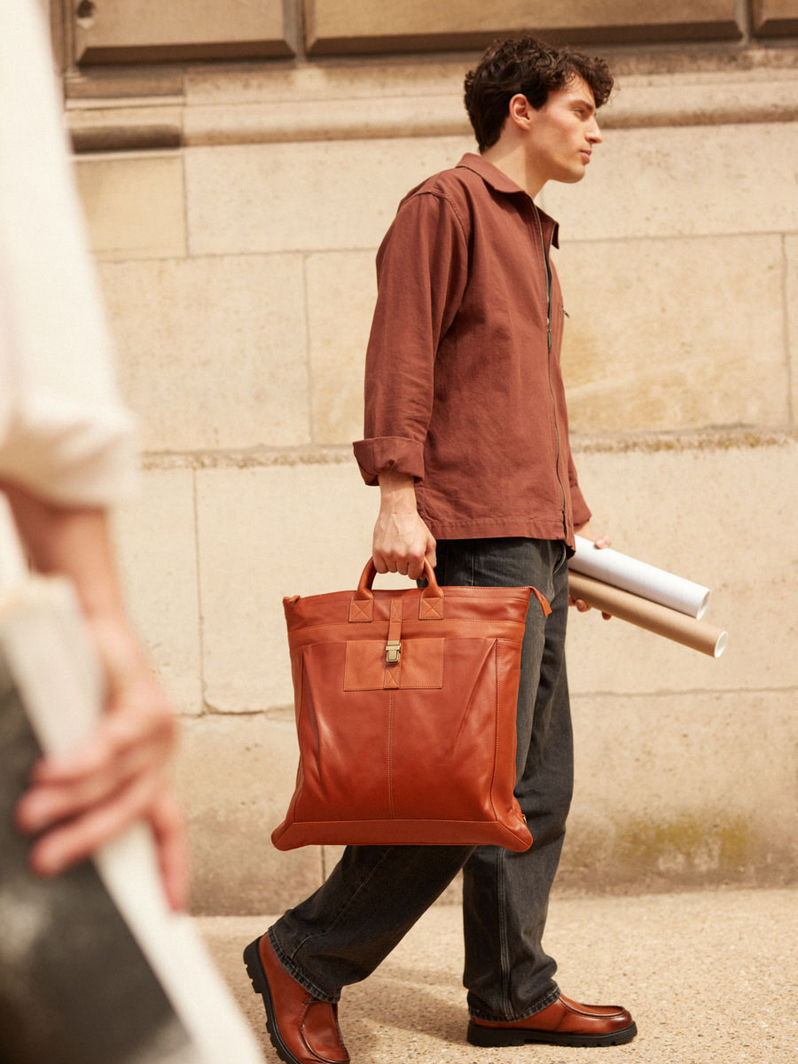 handtas-rugzak-L'Aviateur-cognac-geolied-achterkant-b07-oco