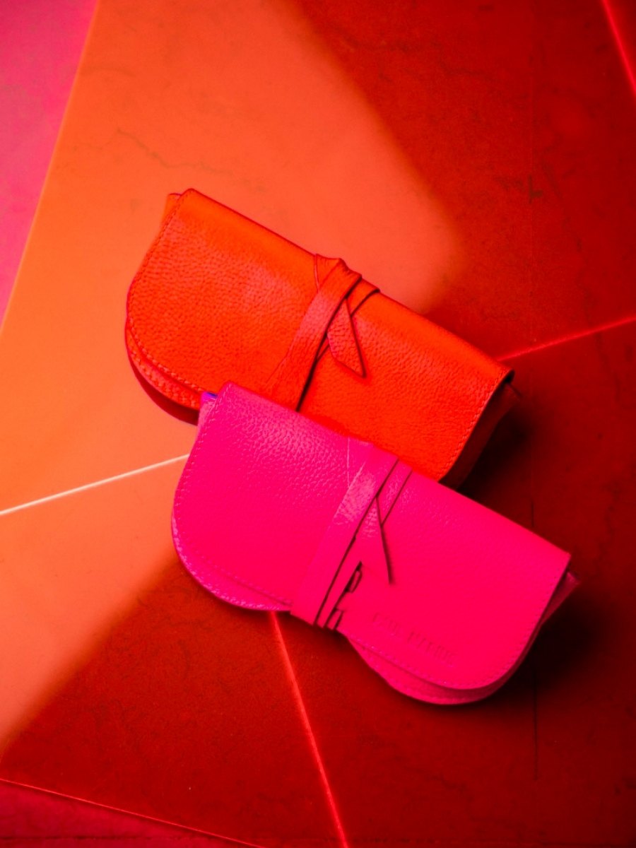 photo-vue-de-portee-etui-a-lunettes-cuir-vrouw-oranje-l-etui-a-lunettes-neon-paul-marius-m49-ne-o