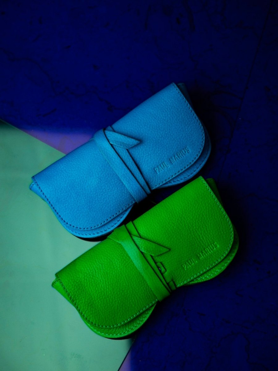 photo-vue-de-deur-en-brillenkoker-vrouw-leer-groen-en-brillenkoker-neon-paul-marius-m49-ne-gr